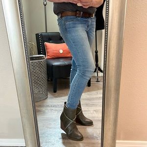 diba like new platform zip up ankle boots